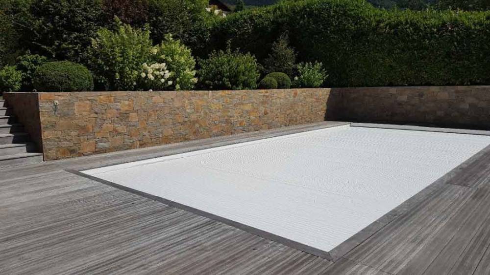 piscine-terrasse-mur en pierre