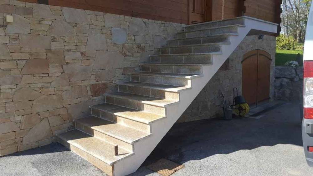 escalier extérieur en pierre
