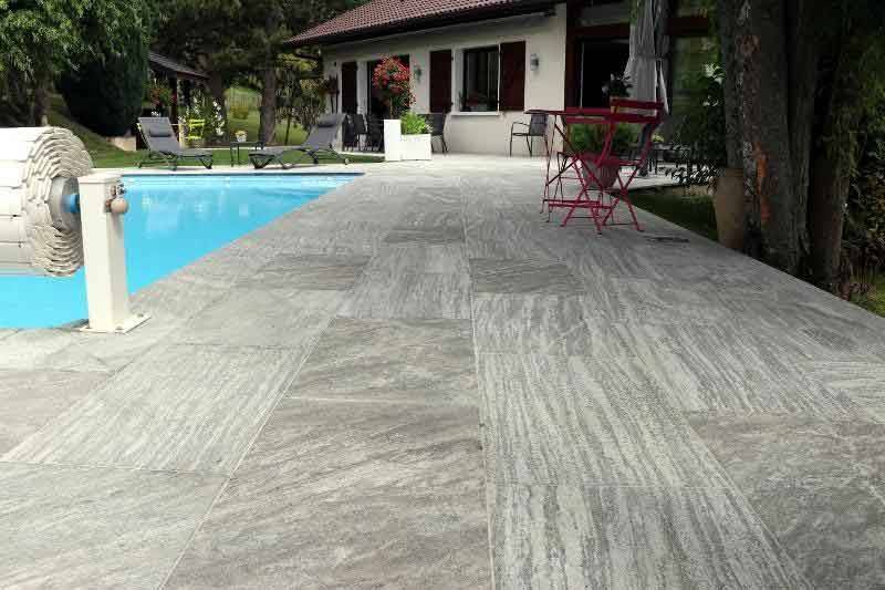 Piscine avec sa terrasse