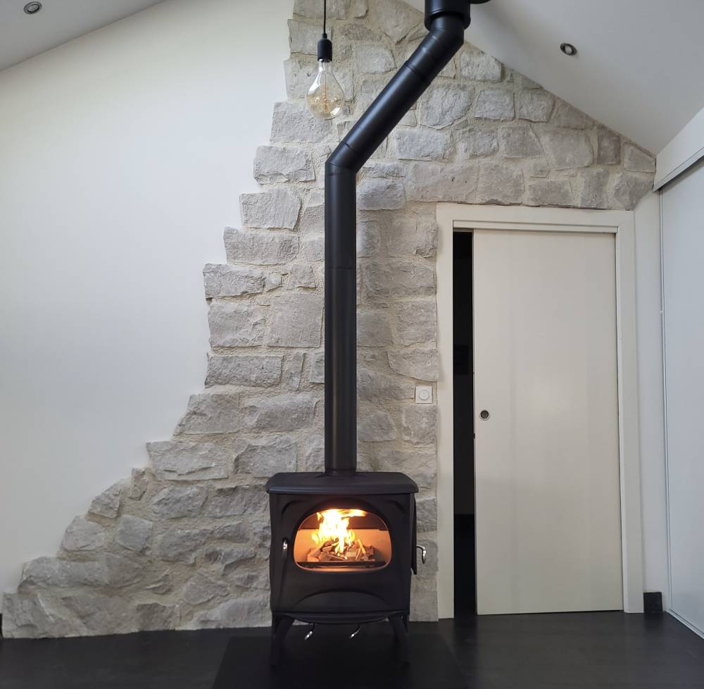 Aurore et son mur en pierres