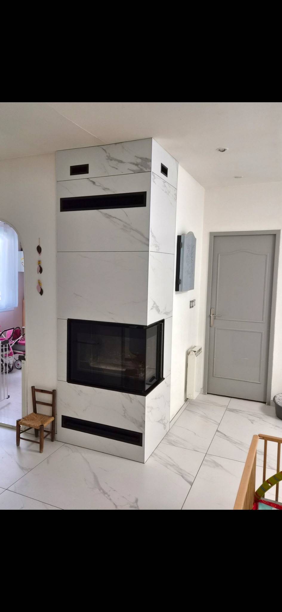 Cheminée avec décoration carrelage
